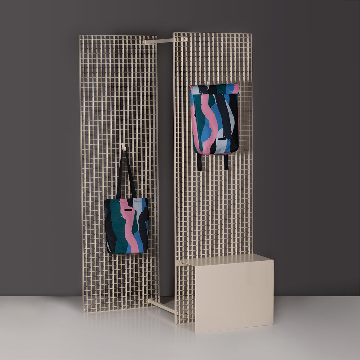 Ezra Bag - Motif 2.0 - We Are Out of Office